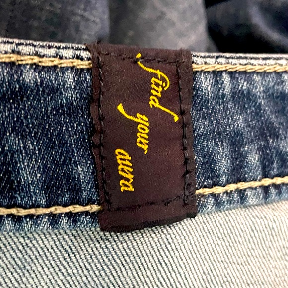 BOOTCUT AURA DENIM JEANS WITH BUTTON BACK POCKETS. SIZE 10. - Picture 5 of 9